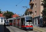 A1 77 biegt als Linie 10 von der Güpferlingstraße in die Lascygasse ein. (16.08.2024)