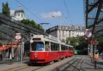 Als ältester im Personenverkehr stehender Triebwagen erreicht der aus dem Jahr 1978 stammende E2 4001 mit seinem c5 -Beiwagen 1485 die Haltestelle Franz-Josefs-Bahnhof. (16.08.2024)