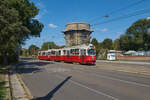 Die Wiener Linie 31 fhrt von Floridsdorf zum Schottenring. Dabei kommt sie am Augarten an einem der Wiener Gefechtstrme vorbei, die Wien im zweiten Weltkrieg vor Luftangriffen schtzen sollten. Am 03.09.2022 war E2 4302 mit c5 1502 am Augarten in Richtung Schottentor unterwegs.