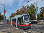 Am 03.09.2022 war B 669 der Wiener Linien auf Linie 1 in Richtung Stefan-Fadinger-Platz auf dem Ring unterwegs. Gerade wurde die Haltestelle Parlament verlassen.