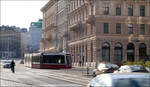 Auf Bahnfoto-Tour durch Wien - eine Chronologie (Mo. 03 Feb. 14:40)  

Nach Durchfahrt der Häuerblockschleife biegt eine Flexity Wien auf der Linie 49 von der Hansenstraße in die Bellariastraße ein. Auffällig der große Überhang.

03.02.2025 (M)