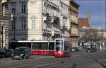 Auf Bahnfoto-Tour durch Wien - eine Chronologie (Mo. 03 Feb. 14:52) 

Ihren Kopf gedreht hat Flexity Wien 385 der Linie 49 beim Abbiegen aus der Hansenstraße in die Bellariastraße. Im Hintergrund steht eine ULF-Tram in der Haltestelle Ring, Volkstheater.

Hinter den Bäumen links im Hintergrund das Bundeskanzleramt und Antoniuskapelle.

Nach dem fotografischen Start mit der Wiener Straßenbahn begab ich mich dann in den Wiener Untergrund.

03.02.2025 (M)