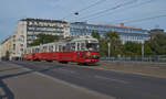 Anlsslich des Wiener Tramwaytages am 03.09.2022 hie es: Abschied nehmen von den E1. E1 4862 war mit c4 1359 zwischen der Wexstrae und dem Ring im Zubringerverkehr unterwegs und berquerte gerade die Augartenbrcke.