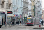 Auf Bahnfoto-Tour durch Wien - eine Chronologie (Di. 04 Feb. 08.17)

Da ich im Hotel kein Frühstück mitgebucht hatte, nahm ich dieses am Dienstag morgen in einer Bäckerei an der Straßenbahnhaltestelle Brünnlbadgasse ein. 
Hier hatte ich wieder aus Versehen eine falsche Einstellung gewählt und fotografiert mit 1/80 Belichtungszeit, also überbelichtet. Letztlich aber durchaus interessant, da ich dann die Aufnahme dunkler machen musste, aber gerade deshalb kommen viele Details sogar besser zur Geltung.
Hier hält ein ULF B 774 am Kap der Haltestelle Brünnlbadgasse in der Alser Straße, wo sich die Linien 43 und 44 trennen. Auf der Linie 44 verkehren übrigens die kürzeren ULF A-Straßenbahnen.

04.02.2025 (M)