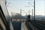 Auf Bahnfoto-Tour durch Wien - eine Chronologie (Di. 04. Feb. 09:26)

Morgendliche Gegenlichtaufnahme einer aus Richtung Osten kommenden Bahn der Linie 26, die gleich in die Hochstation Gewerbepark Stadlau einfahren wird.

04.02.2025 (M)

