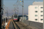 Auf Bahnfoto-Tour durch Wien - eine Chronologie (Di. 04. Feb. 09:29)

Einfahrt der ULF B 731 auf der Linie 26 in die Brückenstation Gewerbepark Stadlau. Im Hintergrund der Wienerwald mit dem Kahlenberg hinter dem Pantograf und dem Leopoldsberg rechts. Die technische Ausrüstung der Strecke sieht sehr nach Stadtbahn aus, ganz im Gegensatz zu den sonst gewohnten Straßenbahnstrecke in den Stadtstraßen. 

04.02.2025 (M)