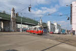 An der Volksoper unterquert die Straenbahnlinie 40 die Wiener Stadtbahn.