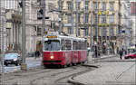 Auf Bahnfoto-Tour durch Wien - eine Chronologie (Do. 06. Feb. 08:40)

E2 4310 der Linie D zur Asberggasse am Schwarzenbergplatz. Ich war übrigens nie Fan von diesem Straßenbahn-Design. Die Stuttgarter GT4 fand ich immer schon eleganter. Aber die Form der schrägliegenden abgerundeten Frontscheiben mit dem Knick ist schon sehr markant. Zumindest den Knick haben dann die ersten B-Stadtbahnwagen noch übernommen.

06.02.2025 (M)

