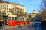 In den 80er Jahren wurde die Linie 46 noch weitgehend mit 4xTw der bauart Düwag bedient. Wien Tw 121 mit Bw 1521 am Schmerlingplatz, 20.12.1986, im Hintergrund das Parlamentsgebäude.
