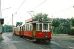 Wien Wiener Stadtwerke-Verkehrsbetriebe (WVB) SL B (M 4011 (Grazer Waggonfabrik 1927)) XXII, Donaustadt, Kaisermühlen, Schüttauplatz am 26. August 1969. - Scan eines Diapositivs.