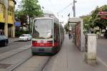 Wien WL SL 6 (B 633) Quellenstrasse (Hst. Quellenplatz) am 1. Mai 2015.