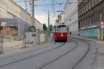 Wien WL SL 67 (E2 4093 + c5 1493) Favoritenstrasse / Angeligasse am 30. April 2015. - In etwa zwei Jahren wird die U1 von der aktuellen Endstation Reumannplatz nach Oberlaa verlängert werden. Wie es aus dem Bild ersichtlich ist, sind die Bauarbeiten an der künftigen U-Bahnstation Troststrasse in vollem Gang. 