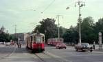 Wien Wiener Verkehrsbetriebe SL 25R (M 4093, Lohner 1929) Dr.-Karl-Lueger-Ring / Burgtheater im Juli 1975. - Die HVZ-Linie 25R fuhr von Kagran über Praterstern zur Aspernbrücke und weiter über den Ring und den Kai (= Franz-Josefs-Kai) zurück nach Kagran über Aspernbrücke und Praterstern. - Auf dem Bild ahnt man einen Zug, der in die andere Richtung fährt. Der Zug hat auch Kagran als Ziel, Es dreht sich um einen Zug der HVZ-SL 25K, der von der Aspernbrücke erst über den Kai, dann über den Ring fuhr, bevor er nach Kagran zurückkehrte. - Scan von einem Farbnegativ. Film: Kodacolor II. Kamera; Kodak Retina Automatic II.