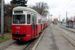 Wien Wiener Linien SL 6 (c3 1222 (Lohner 1961) + E1 4505 (Lohner 1972)) Kaiserebersdorf, Zinnergasse (Endstation) am 15. Februar 2016.