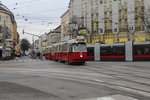 Wien Wiener Linien: Außerhalb der Stammstrecke! Ein Zug der SL 1 bestehend aus dem Tw E2 4016 und dem Bw c5 1416 befindet sich am 15.