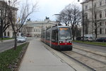 Wien Wiener Linien SL 46 (A1 103) Innere Stadt (1. Bezirk), Schmerlingplatz am 24. März 2016. - Im Hintergrund sieht man das Parlamentsgebäude, das Theophil von Hansen 1873 - 1883 als Reichsratsgebäude erbaute.