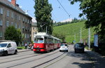 Wien Wiener Linien SL 43 (E1 4865 + c4 1354) Hernals (17. Bezirk), Dornbach, Vollbadgasse am 26. Juli 2016. - Im Hintergrund sieht man den Weinberg des Weinbau Stift St. Peter. 