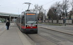 Wien Wiener Linien SL 26: Der ULF B 667 kommt in der Haltestelle Nordbrücke (Wien-Floridsdorf, Prager Straße) an.