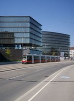 Triebwagen 777 (Typ B1) der Wiener Linien war am 10.09.2016 als Linie D vom Beethovengang zur Alfred-Adler-Straße unterwegs. Hier befindet sich die Bahn am Erste-Campus im Quartier Belvedere.