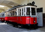 Wien  Remise , Verkehrsmuseum der Wiener Linien im ehemaligen Straßenbahnbetriebsbahnhof Erdberg am 27. Juli 2016: Triebwagen L1 2606. - Noch bis 1972 war dieser 1921 von der Grazer Wagen- und Waggonfabriks AG hergestellte Triebwagen in Betrieb. Er gehörte ursprünglich zur Type L (2543 - 2632 (der Tw 2543 wurde 1930 in 2632 umnumeriert)). 1929 wurde er in L1 2606 umgebaut.