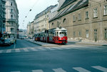 Wien WVB SL 62 (E1 4860 + c4 1366) IV, Wieden, Wiedner Hauptstraße / Paulanerkirche / Paulanergasse im Juli 1982. - Scan von einem Farbnegativ. Film: Kodak Safety Film 5035. Kamera: Minolta SRT-101.