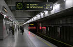 Auf Bahnfoto-Tour durch Wien - eine Chronologie (Di. 04 Feb. 08:48)

Mit der Straßenbahn ging es zum Schottentor und dann mit der U2 zum Praterstern, wo ich in die U1 Richtung Norden wechselte.

Die Station Praterstern ist ein bedeutender Umsteigknoten im Wiener Netz. Oben befindet sich der Bahnhof Wien-Praterstern der S-Bahn Stammstrecke, wo auch Regionalzüge halten. Auf dem Vorplatz fahren Straßenbahnen ab. In der zweiten Tiefebene fährt die Linie U1 und seit 2008 in der dritten Tiefebene die Linie U2.

Hier verlässt ein X-Zug die Station in Richtung Seestadt. Die Architektur der U2-Station möchte ich als gelungen und interessant bezeichnen. Da generell die Gleisbereiche in den Stationen der Wiener U-Bahn roh und dunkel belassen, würde es sich anbieten, diese generell mit Bahnsteigtüren zu versehen, ohne die Architektur zu zerstören.

04.02.2025 (M) 
