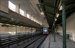 Auf Bahnfoto-Tour durch Wien - eine Chronologie (Di. 04. Feb. 13:46)

An der U6-Station Burggasse/Stadthalle bin ich ausgestiegen. Dieser im Einschnitt liegende U-Bahnhof in der typischen Otto-Wagner Architektur wurde durch den Neubau der Wiener Hauptbücherei überbaut und hat so sein ganz eigenes Gepräge. Interessant auch wie bei den zum Zeitpunkt meiner Aufnahme die Oberleitungen abschnittsweise durch die Sonne angestrahlt werden.

04.02.2025 (M)