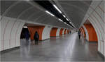 Auf Bahnfoto-Tour durch Wien - eine Chronologie (Di. 04. Feb. 14:08) 

Mit der U6 ging es dann von der Station Burggasse-Stadthalle um eine Station weiter zum Westbahnhof, wo ich erst mal eine Kaffeepause einlegt. Anschließend ging ich hinunter in das Tiefgeschoss der U3, neben der Station Südtiroler Platz-Hauptbahnhof (U1) eine weitere Drei-Röhren-Station. Während die für die U6 in anderer Lage neu gebauten Station in einfacher Tieflage unter dem Neubaugürtel liegt, befindet sich die U3-Ebene in großer Tieflage zum Teil unter der Bebauung, daher die bergmännische Bauweise. Zwischen den beiden Bahnsteigebenen befindet sich das Verteilergeschoss. 
Im Prinzip gleich aufgebaut sind die Umsteigestationen Schwedenplatz (U1, U4) und Landstraße (S-Bahnstammstrecke, U4 und U3) mit dem Zwischengeschoss in der zweiten Tiefebene. 

04.02.2025 (M)