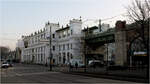 Auf Bahnfoto-Tour durch Wien - eine Chronologie (Mi. 05. Feb. 07:41)

Ein Blick auf den U6-Bahnhof Alser Straße in der charakteristischen Architektursprache von Otto Wagner der früheren Wiener Stadtbahn. 

1898 gingen die ersten Strecken der Wiener Stadtbahn mit Dampfloks in Betrieb, beide von Hütteldorf nach Heiligenstadt. Die Vorortortelinie über Penzing und Hernals (heute S45) und die Gürtelinie über Meidling, Westbahnhof. 
Der Abschnitt Heiligenstadt zählt dabei zur Wientallinie, die 1899 von Meidling zum Hauptzollamt (heute Landstraße/Wien Mitte) verlängert wurde. 
1901 wurde ab Hauptzollamt die Donaukanallinie ebenfalls bis Heiligenstadt eröffnet. Zeitgleich entstand auch der Abschnitt von der Friedensbrücke zur Nußdorfer Straße. Die Wiental- und Donaukanallinie ist die heutige U4. 
1925 wurden die Wiental-/Donaukanal- und Gürtellinie elektrifiziert und dann mit Straßenbahnfahrzeugen betrieben.

Der Bahnhof Alser Straße liegt an der Gürtelstrecke, diese wurde 1989 zur U6 mit Beibehaltung eines straßenbahnähnlichen Wagenparks im Gegensatz zur U4, die mit U-Bahnwagen und Stromschiene betrieben wird.

05.02.2025 (M)