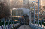 Auf Bahnfoto-Tour durch Wien - eine Chronologie (Mi. 05. Feb. 08:03)

Blick von der alten Stadtbahnrampe des Verbindungsbogen von der Haltestelle Nußdorfer Straße auf die Station Friedensbrücke der U4. Über diese Verbindung fuhren einst die Stadtbahn der GD-Linie, G wie Gürtel und D wie Donaukanal. Die Linienbezeichnungen der Stadtbahn wurden logisch aus den Bezeichnungen der einzelnen Strecken zusammengesetzt.

Die hier baustellenbedingt im Linksverkehr fahrende U-Bahn erinnert an den einstigen Linksverkehr der Wiener Stadtbahn. Die Haltestelle Friedensbrücke hieß zu Stadtbahnzeiten übrigens Brigittabrücke.

05.02.2025 (M)