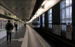 Auf Bahnfoto-Tour durch Wien - eine Chronologie (Mi. 05. Feb. 08:40)

Da ich um 9 Uhr mit meinem Neffen am U-Bahnhof Josefstädter Straße an der U6 verabredet war, macht ich mit der U-Bahn dorthin auf den Weg.

Die Aufnahme zeigt den U4-Bahnsteig am Umsteigeknoten Spittelau. Die Station der U4 wurde nachträglich in diese Linie eingefügt, um hier nach der Verlängerung der U6  nach Florisdorf eine Umsteigemöglichkeit zur U6 zu schaffen. Vorher war der Wechsel in Heiligenstadt und bis 1991 auch an der Friedensbrücke möglich.

Gestalterisch entspricht er den unterirdischen Stationen der U3 und U6, die Niveaulage wird hier aber durch die großen Fenstern auf beiden Seiten erlebbar. Die U6 kreuzt etwa rechtwinklig in der +2 Ebene.

05.02.2025 (M)

