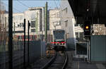 Auf Bahnfoto-Tour durch Wien - eine Chronologie (Mi. 05. Feb. 08:47)

Im Linksverkehr kommt hier ein U6-Zug in die Station Spittelau eingefahren. Wegen dem Austausch von Weichen zwischen Spittelau und Jägerstraße musste die U6 zwischen 02. und 09. Februar in zwei Abschnitte geteilt werden, zwischen den genannten Stationen war die Strecke unterbrochen. Die Station Spittelau wurde zur Endstation für die Züge aus Siebenhirten. 

Da der letzte Gleiswechsel vor Spittelau zwischen den Stationen Währinger Straße-Voksoper und Nußdorfer Straße liegt, musste ab diesem quasi auf zwei eingleisigen Strecken weitergefahren werden und die Züge fuhren abwechselnd auf der rechten oder linken Gleis nach Spittelau und wieder zurück. 

In der Zwischenebene der Station Spittelau wurde leider nicht angezeigt auf welchem Bahnsteig die nächste Abfahrt sein wird und so in ich dann auf dem 'falschen' Bahnsteig gelandet und musste etwas länger warten, konnte aber diese Zugeinfahrt in der doch verbauten Situation festhalten.

05.02.2025 (M)
