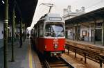 Dieser Zug der Wiener Stadtbahn war 1984 noch relativ neu: TW 4918 wartet am 15.08.1984 auf seine Weiterfahrt.