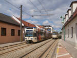 Am 04.04.2022 begegneten sich zwei Zge der Wiener Lokalbahn in der Feldgasse in Guntramsdorf. Triebwagen 410 fhrt mit einem Triebwagen der Reihe 100 von Wien Oper nach Baden Josefsplatz, whrend der Gegenzug in Krze den Bahnhof Guntramsdorf Lokalbahn erreicht.