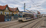 Am 04.04.2022 fuhr Triebwagen 407 mit einem Triebwagen der Reihe 100 von Wien Oper nach Baden Josefsplatz durch die Feldgasse in Guntramsdorf. 