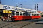 Ein Wagen der Wiener Straßenbahn vor dem Bahnhof Wien Nord.