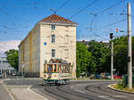 Graz. Der Triebwagen 93 ist hier während der heißen Sommersonne am 28.06.2024 auf Sonderfahrt in der Laudongasse zu sehen.
