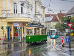 Graz. Am frühen Nachmittag des 28.07.2024 bahnt sich der Oldtimer 206 vom Tramway Museum Graz durch den Regenschauer über den Jakominiplatz zur Steyrergasse.