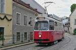 E2 4016 auf der Linie D erreicht am 27.05.2022 kurz nach dem Beginn der Rückfahrt die zweite Haltestelle in Nußdorf (Gesicht des Fahrers verfremdet)