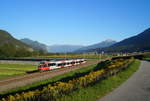 Im spätsommerlichen Abendlicht ist der ÖBB 4024 095-4 als Zug 5166 von Jenbach nach Ötztal (S 2) unterwegs und hat soeben die Ortschaft Flaurling an der Arlbergbahn hinter sich