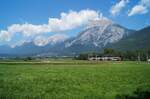 Ein weiter Blick ins Tiroler Oberinntal mit der Hohen Munde im Hintergrund bietet sich zwischen den Arlbergbahn-Haltestellen Flaurling und Oberhofen im Inntal.