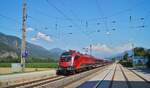 1116 246 durchfuhr am 30.07.2020 im Spätnachmittagslicht mit dem RJX 862 (Flughafen Wien - Bregenz) am Haken die Haltestelle Flaurling an der Arlbergbahn.