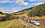 Bei einer intensiven Inversionswetterlage kämpft sich eine Doppeltraktion bestehend aus der Lokomotion 139 310-7 und der Railtraction Company Lokomotive 189 904 mit einem offenen ARS Autotransportzug in Matrei am Brenner den Berg hinauf.Bild 11.1.2018