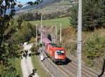 1216 007 schlängelt sich mit ihrem EC 87  DB-ÖBB EuroCity  (München Hbf - Venezia Santa Lucia) bei Mühlbachl an der Brennerbahn zwischen den nicht enden wollenden