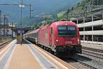 Durchfahrt am 03.07.2018 von 1216 013 (E 190 013), als diese mit ihrem EuroCity nach Rosenheim durch den Bahnhof von Matrei am Brenner in Richtung Innsbruck fuhr.
