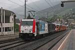 Durchfahrt am Mittag des 03.07.2018 bei einem Regenschauer von 185 665-7  TRUCK AN RAIL - kombiverkehr  zusammen mit MRCE/LM ES 64 F4-027 (189 927-7) und einem vollen Autotransportzug durch den