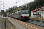 Durchfahrt am 04.07.2018 von MRCE/TXL ES 64 F4-086 (189 986-3) zusammen mit MRCE/TXL ES 64 F4-098 (189 998-8) und einem langen KLV durch den Bahnhof von Steinach in Tirol in Richtung Brenner.