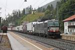 Nachschuss auf MRCE/ÖBB X4 E-603 (193 603-8), als diese am 04.07.2018 bei einem leichten Regenschauer am Zugschluss einer RoLa (Brennersee - Wörgl) von MRCE/ÖBB X4 E-878 (193 878-6) durch den Bahnhof von Steinach in Tirol in Richtung Inntal fuhr.