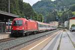 Mit dem EC 84 (Rimini - Rosenheim) fuhr am 04.07.2018 die 1216 022 (E 190 022) durch den Bahnhof von Steinach in Tirol gen Innsbruck.