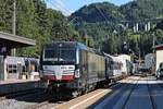 Nachschuss auf MRCE/ÖBB X4 E-864 (193 864-6), als diese am 04.07.2018 am Zugschluss einer RoLa (Wörgl - Brennersee) von MRCE/ÖBB X4 E-876 (193 876-0)  25 Jahre Deutsche Wiedervereinigung  hing und durch den Bahnhof von Steinach in Tirol gen Zielbahnhof fuhren.